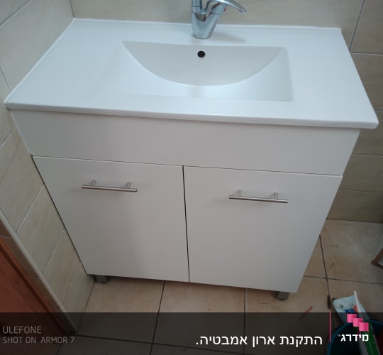 ארון אמבטיה לבן עם כיור וברז